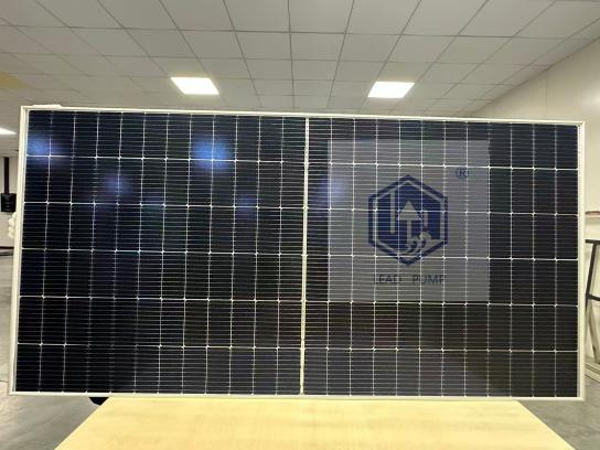 A full 40HQ container (37pcs*20pallets) of high-efficiency solar panels was shipped out